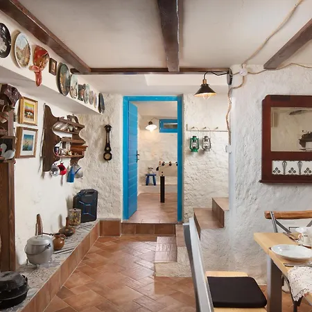 Mondinica Heritage House - Heated Pool فيلة Dobrinj